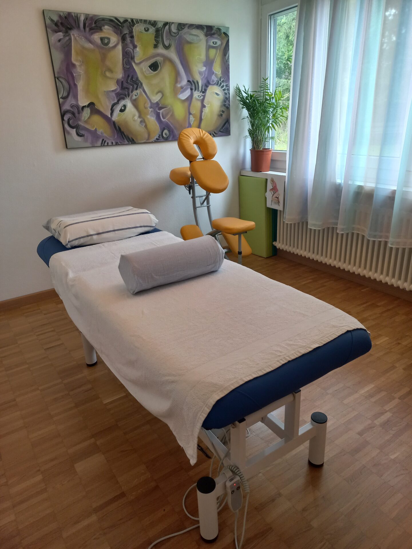 Dieses Bild zeigt meinen Behandlungsraum in liegender oder sitzender Position - massage-mariana.ch